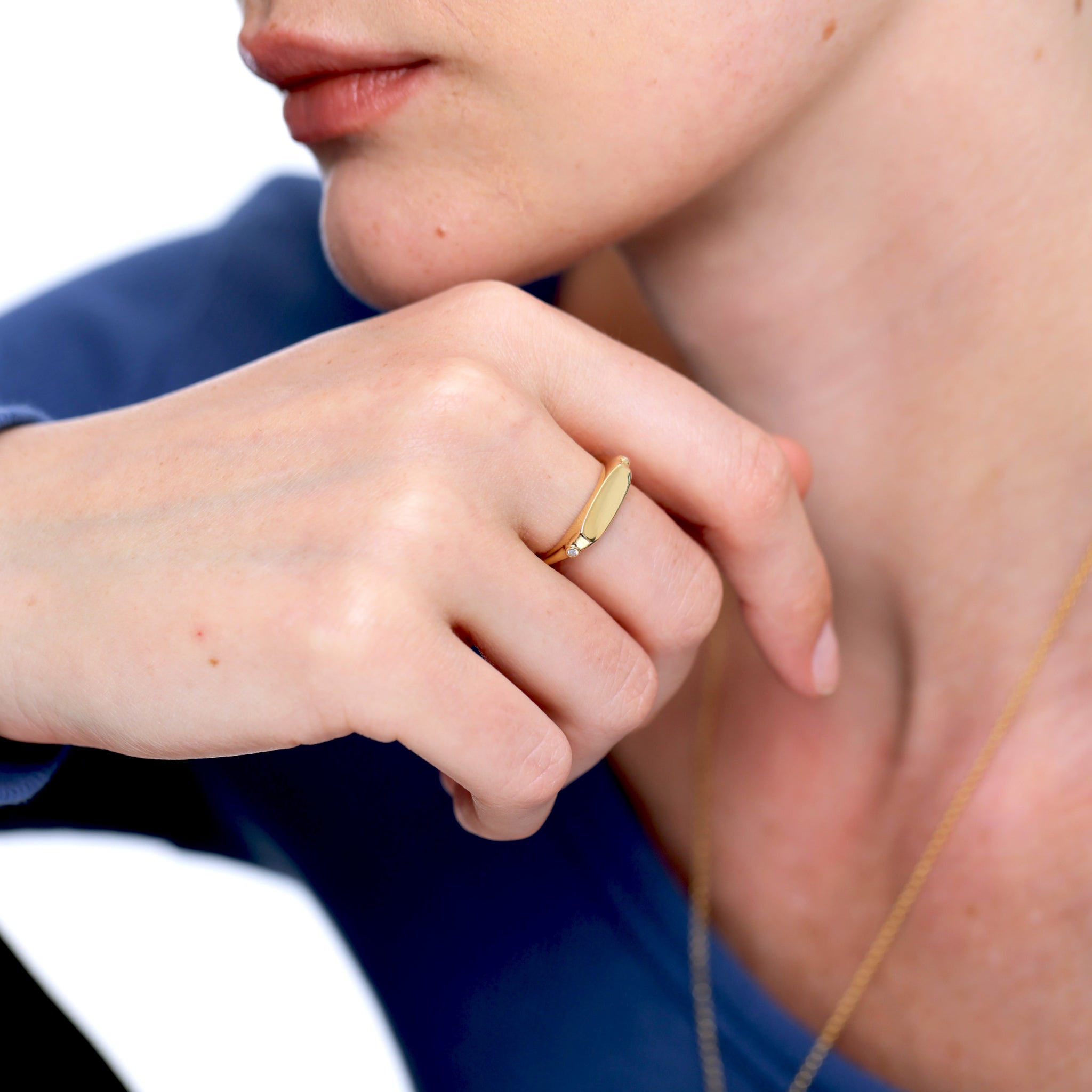 Weißer Saphir Engravable Flat-Top Siegelring | 585 Gold