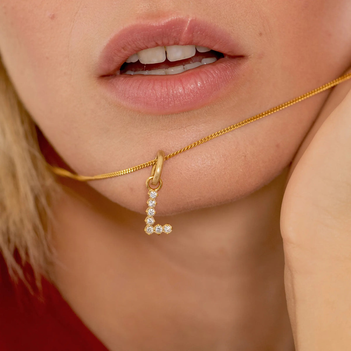 Zirconia Letter Pendant - L in 24k Gold Vermeil getragen