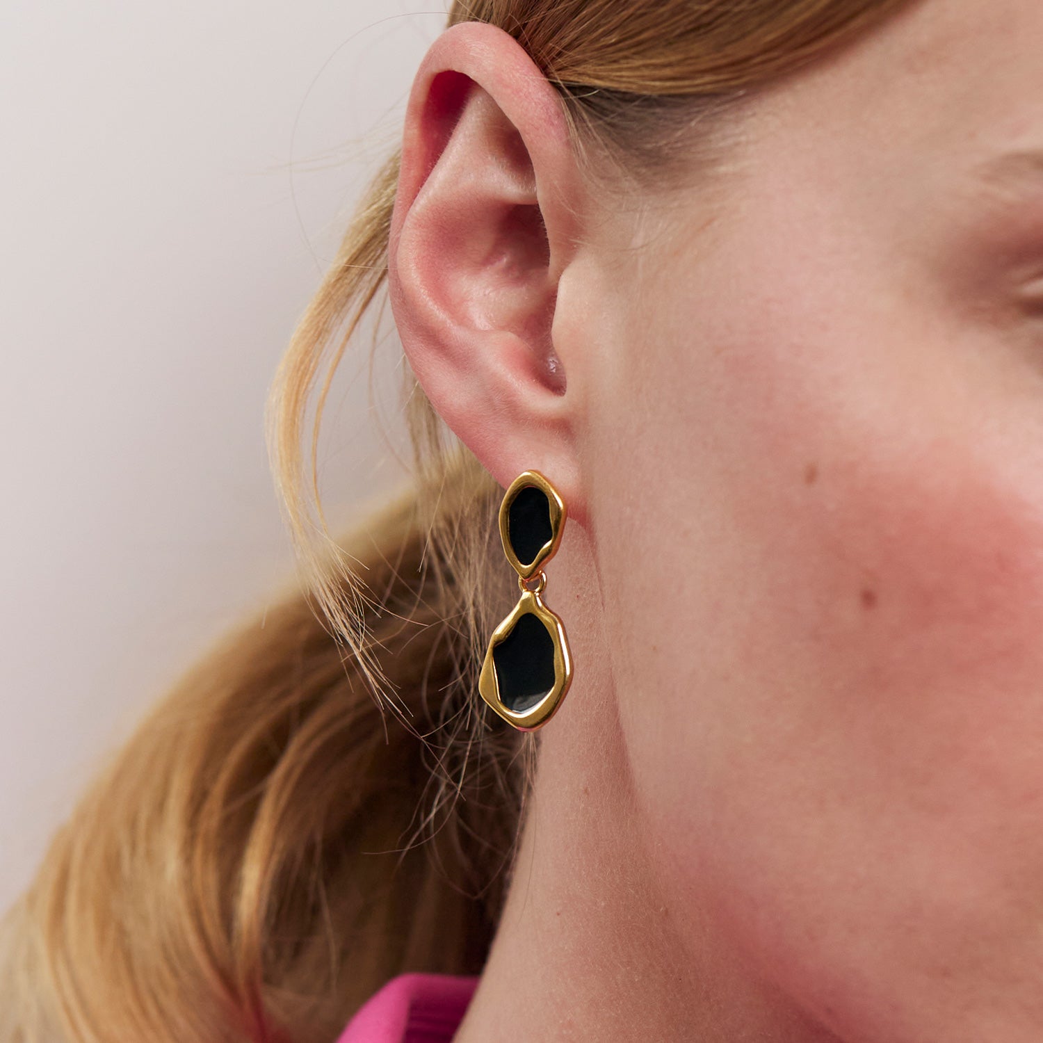 Oyster Drop Earrings Black