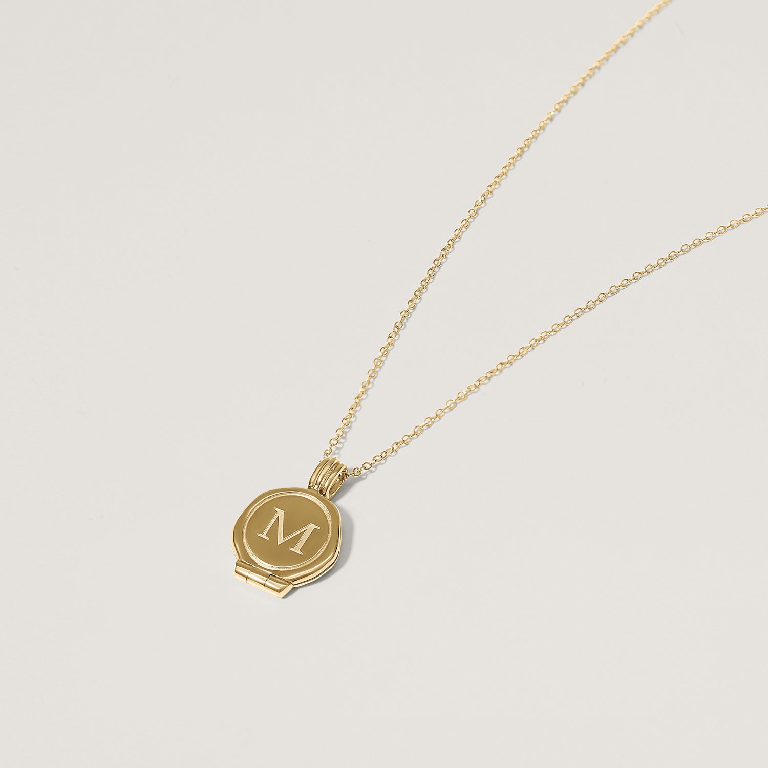 Engravable Seal Medaillon | 14k Gold