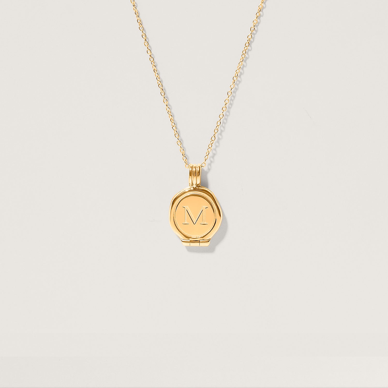 Engravable Seal Medaillon Necklace