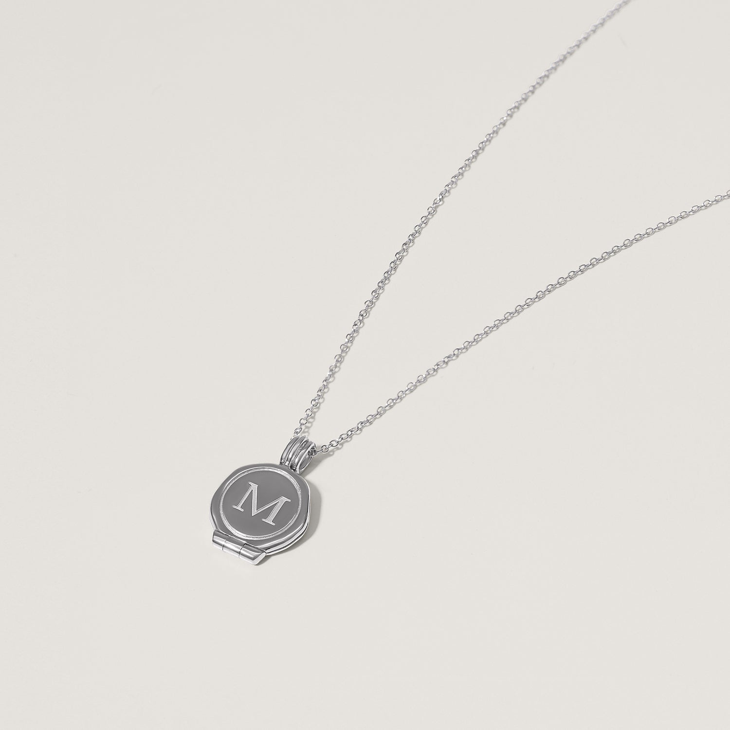Engravable Seal Medaillon Necklace