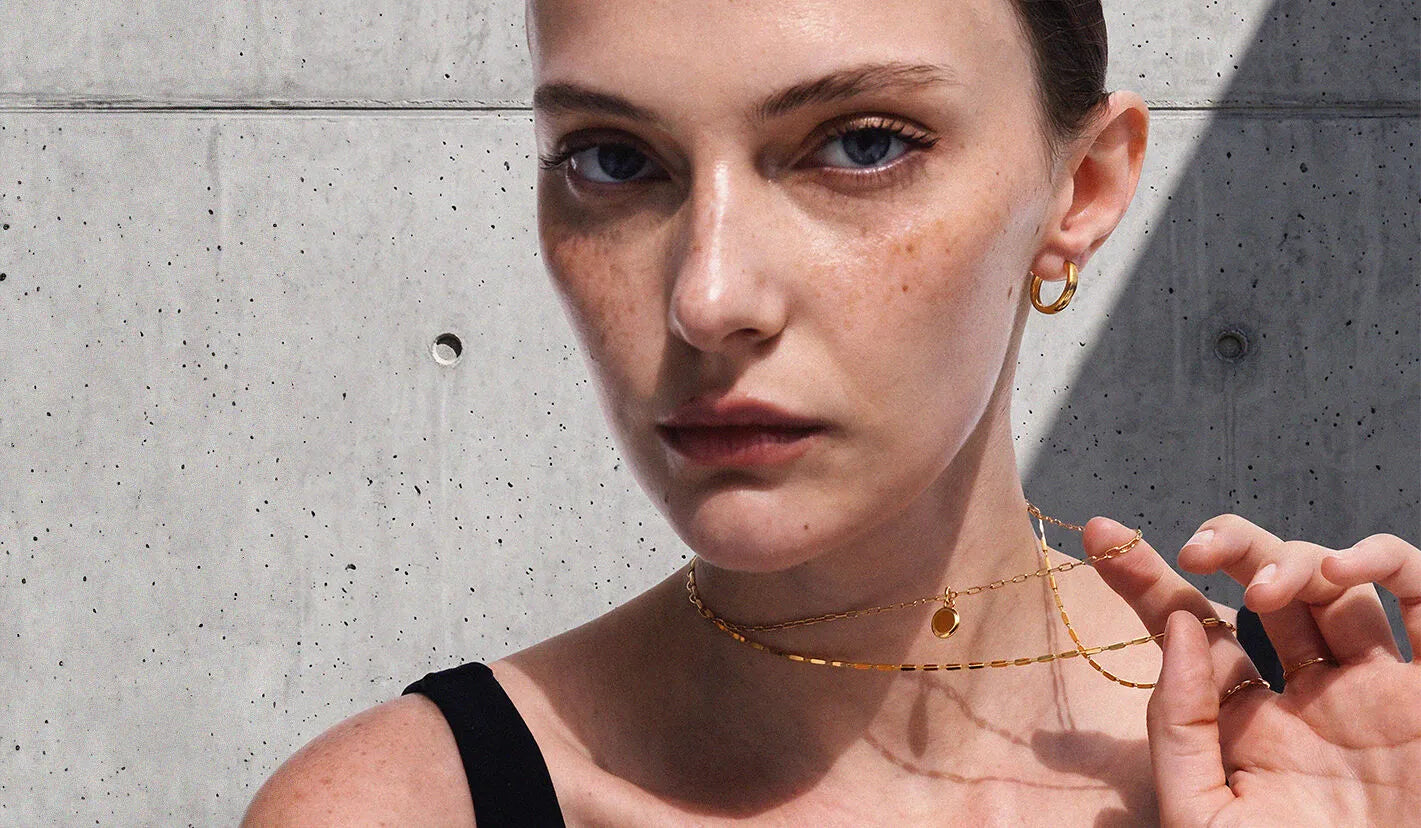 Stilnest Brick und Catena II  Kette mit Emblem Anhänger, Bold Creolen in 24k Gold Vermeil