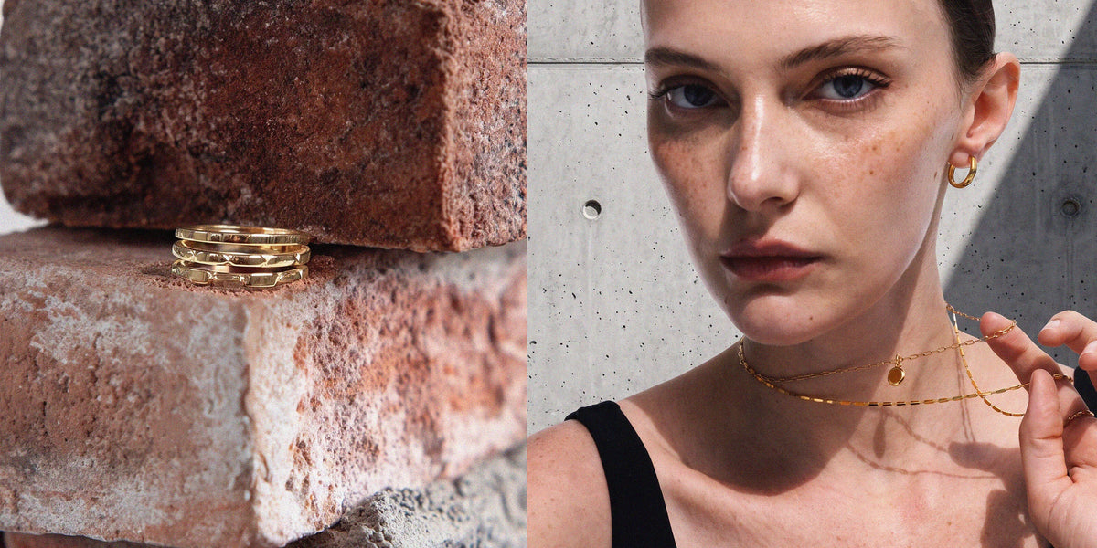 Stilnest Ring auf Backstein, Model trägt Goldketten und Creolen in 24k Gold Vermeil