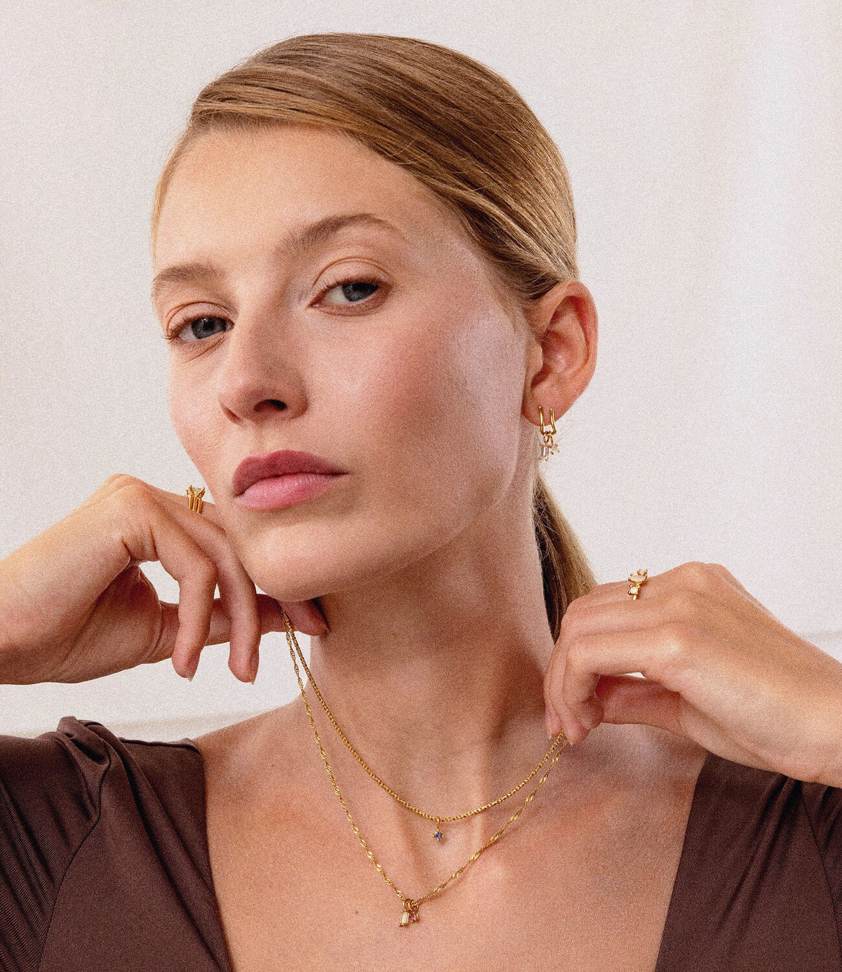 Model trägt Stilnest Light Play Ringe, Ketten und Ohrringe mit bunten Edelsteinen