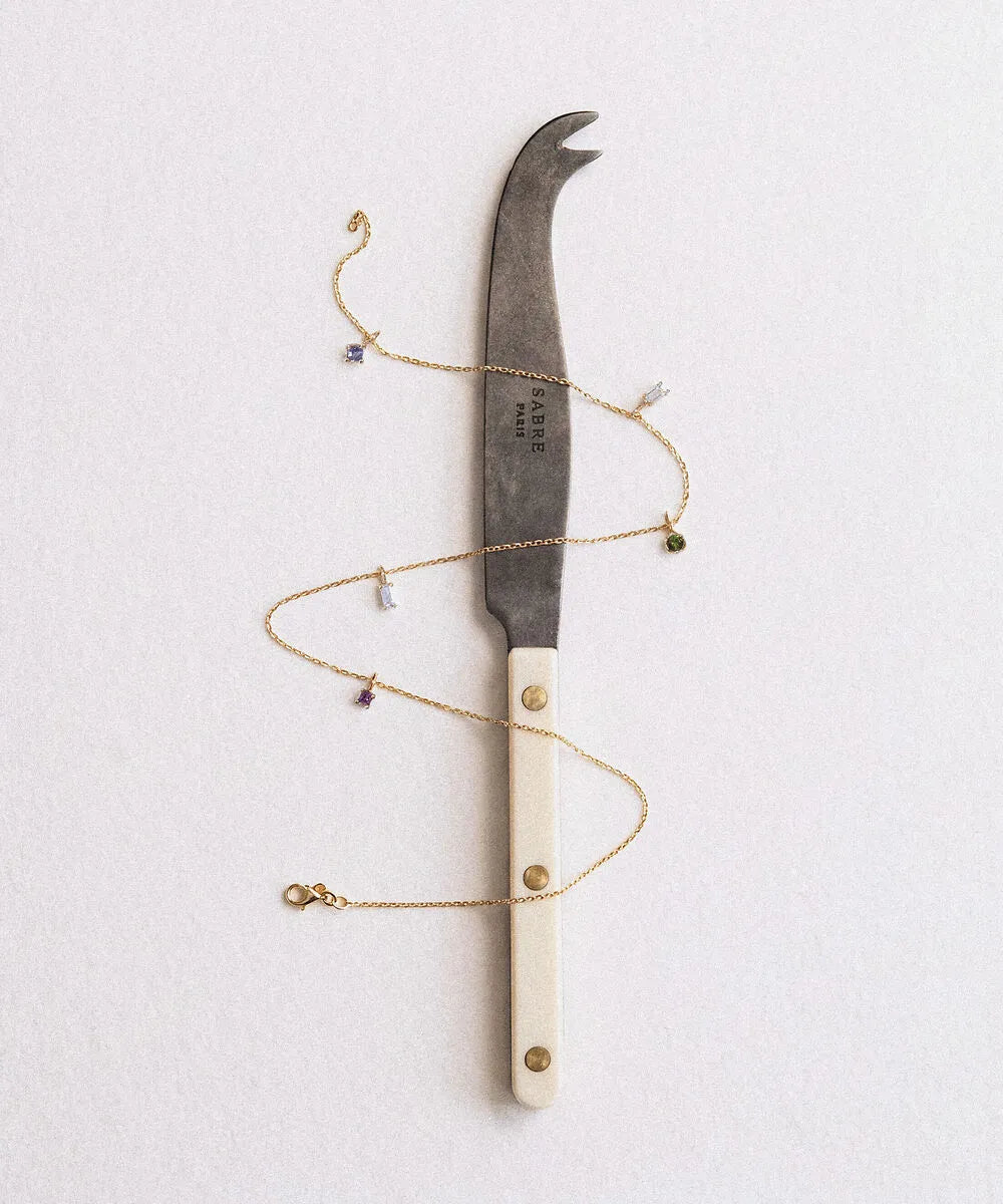 Stilnest Light Play Kette mit Edelstein-Anhängern um Messer drapiert, vergoldet
