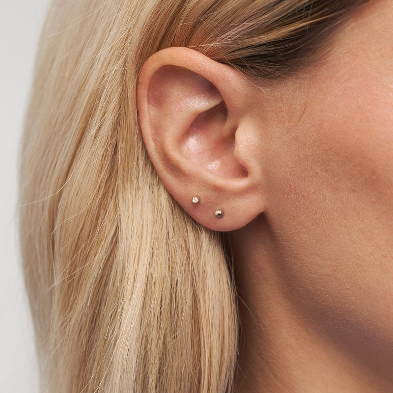 Brilliant Dot Studs White Sapphire