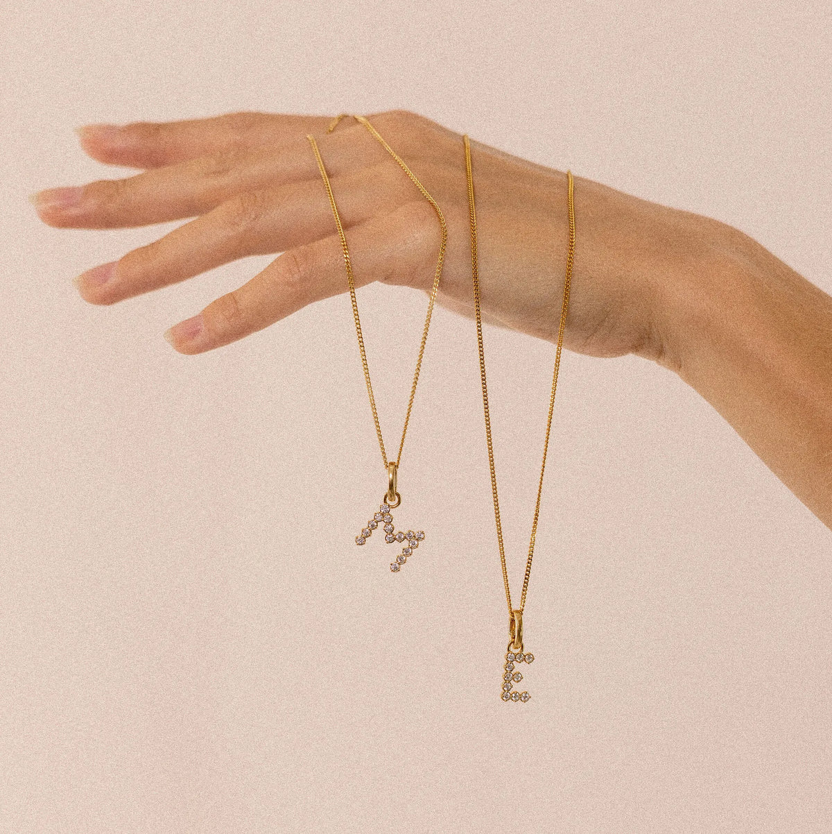 Zirconia Letter Pendant - E in 24k Gold Vermeil getragen