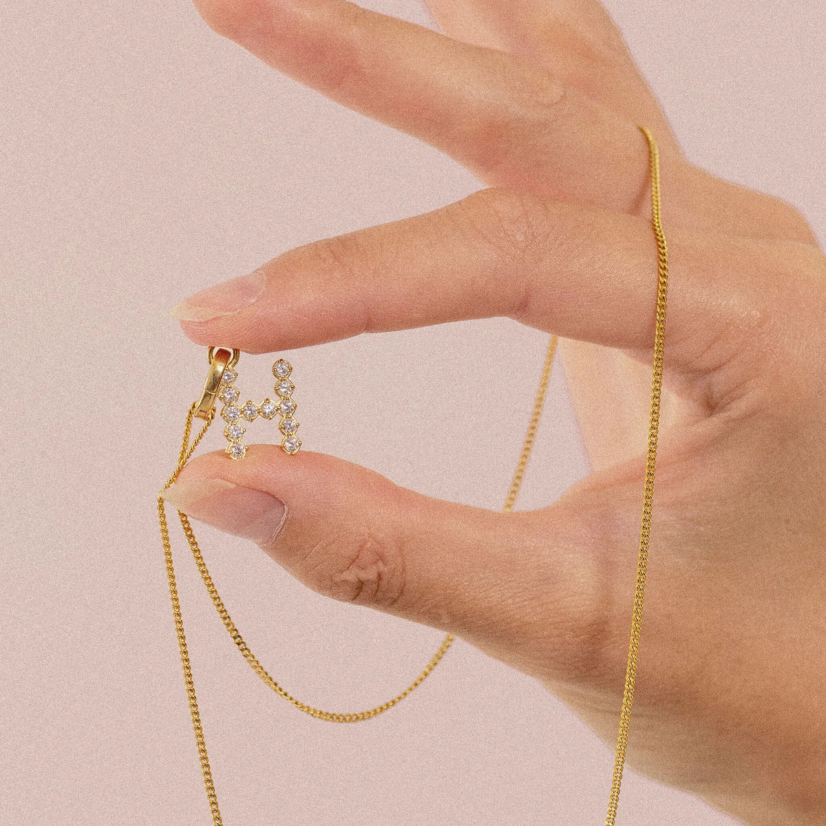 Zirconia Letter Pendant - H in 24k Gold Vermeil getragen