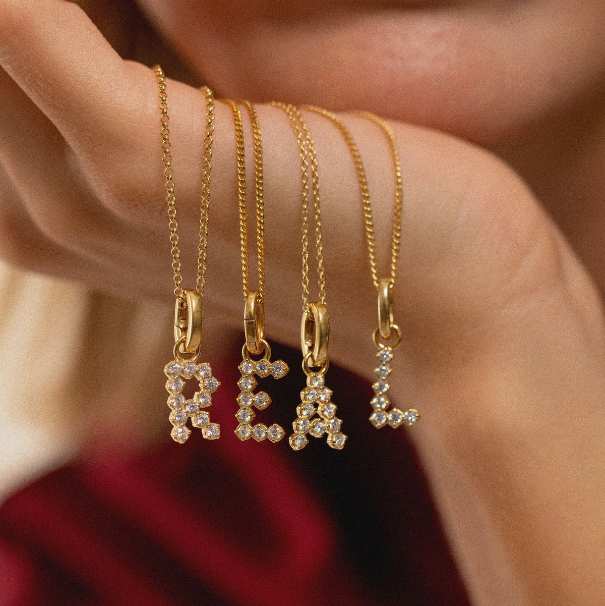 Zirconia Letter Pendant - R in 24k Gold Vermeil getragen