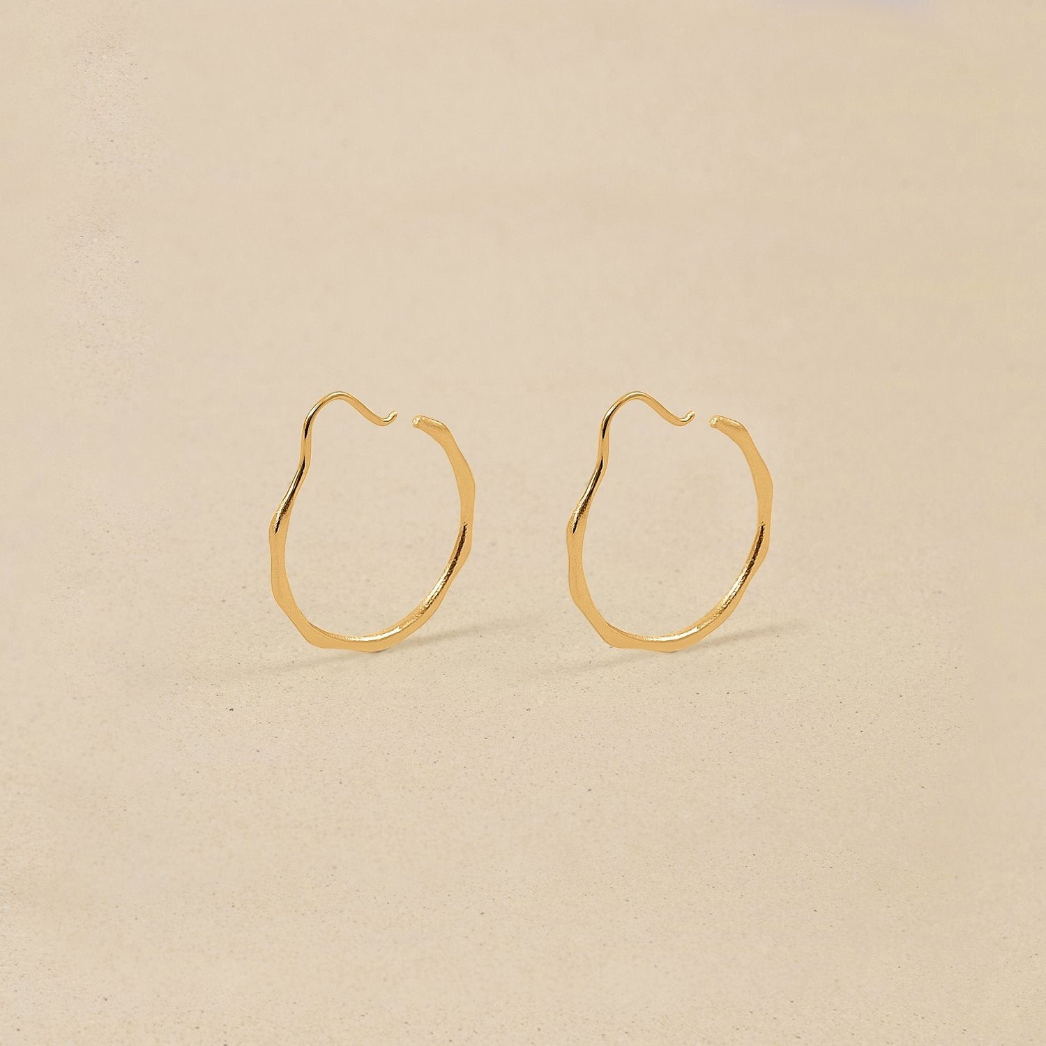 Fluid Hoop Ohrringe Jewelry stilnest 24k Gold Vermeil 